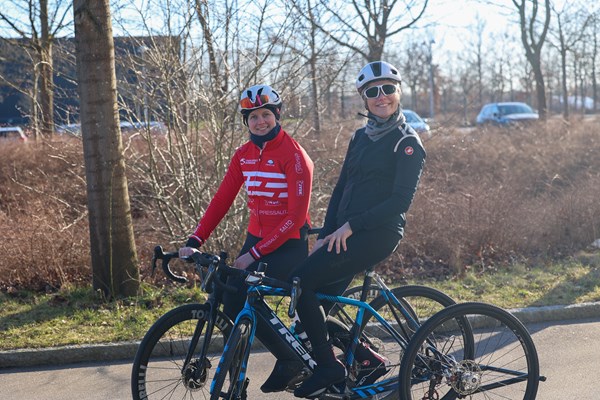 Amalie Winther Olsen og Emma Lund på deres første cykeltur sammen, på kvindernes kampdag d. 8 marts 2024